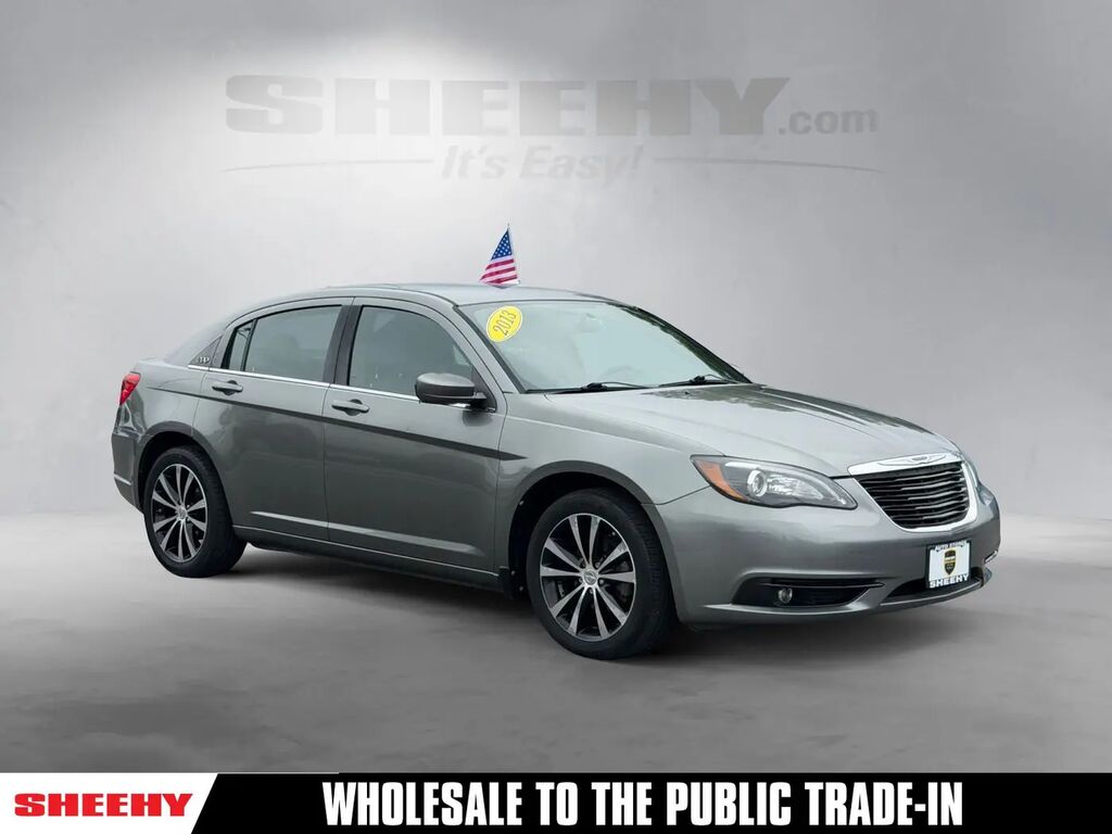 2013 Chrysler 200 Touring — photo 1 of 12