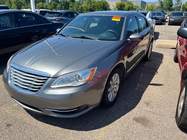 2013 Chrysler 200 Touring — photo 1 of 13