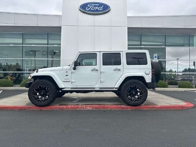 2014 Jeep Wrangler Unlimited Sahara — photo 1 of 13