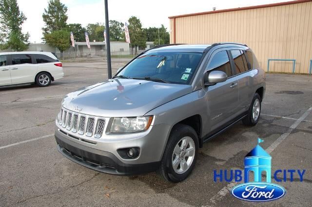 2017 Jeep Compass Latitude — photo 1 of 13