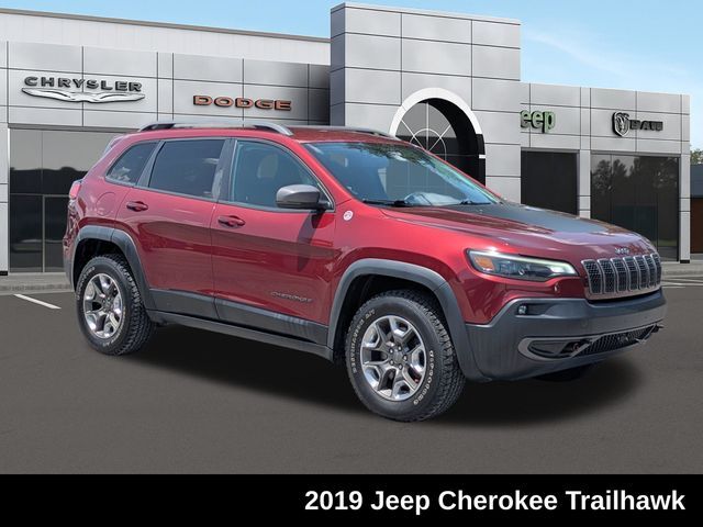 2019 Jeep Cherokee Trailhawk — photo 1 of 13