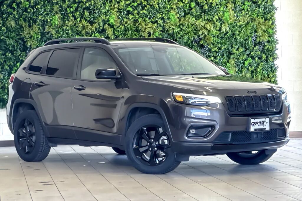 2023 Jeep Cherokee Altitude Lux — photo 1 of 13