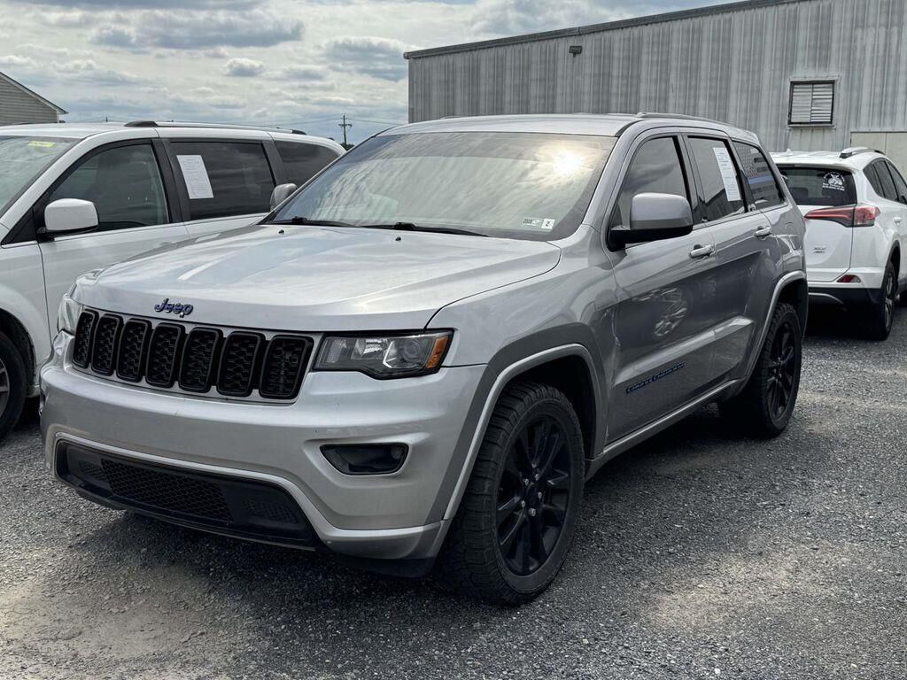 2019 Jeep Grand Cherokee Altitude — photo 1 of 8