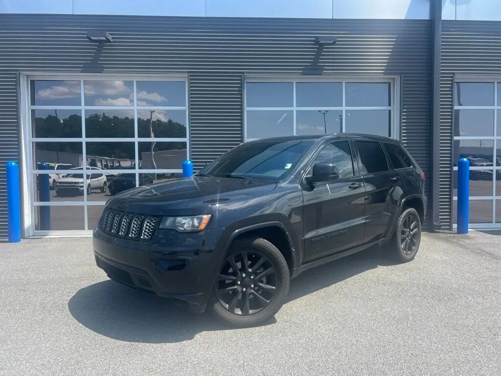 2020 Jeep Grand Cherokee Laredo — photo 1 of 5