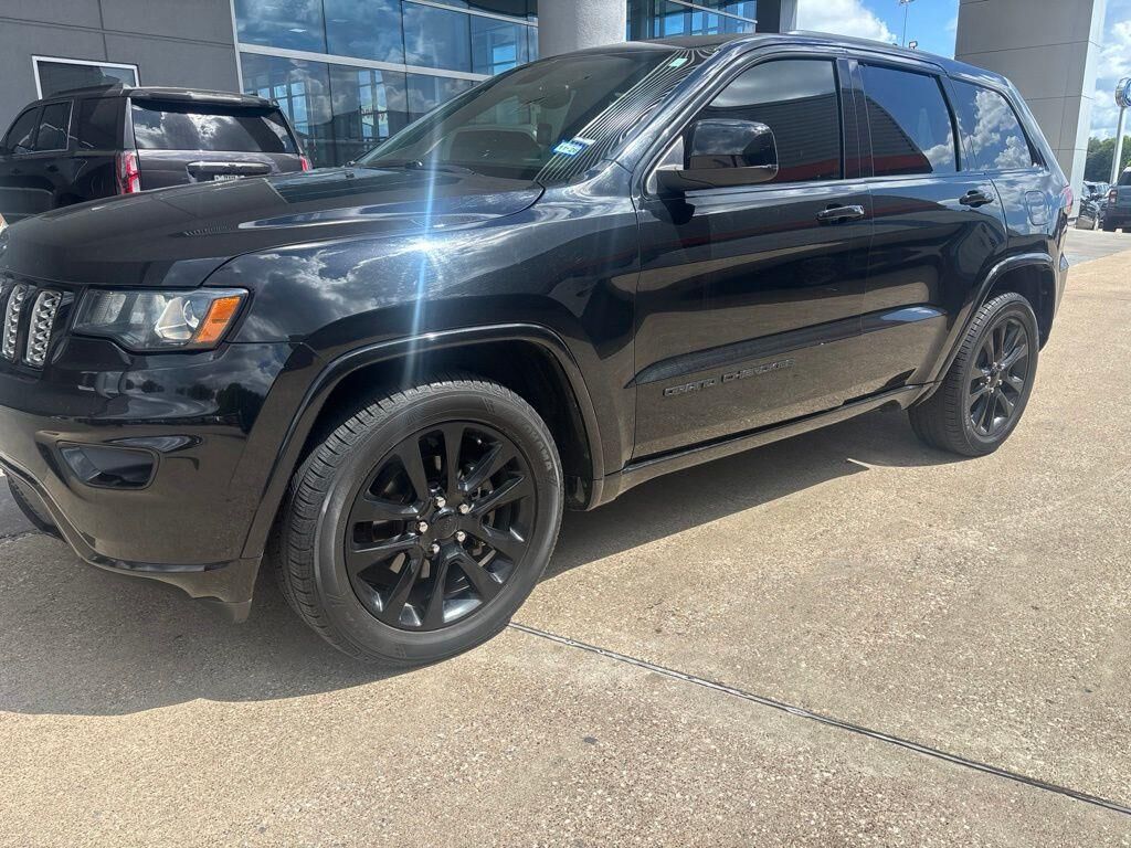 2019 Jeep Grand Cherokee Laredo — photo 1 of 40