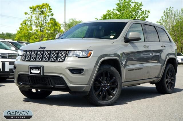 2020 Jeep Grand Cherokee Altitude — photo 1 of 13