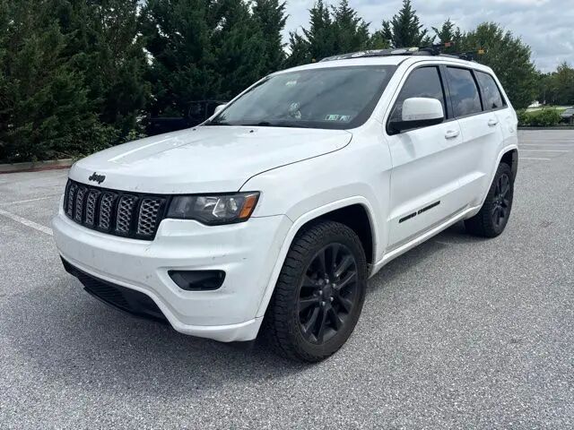 2017 Jeep Grand Cherokee Altitude — photo 1 of 5