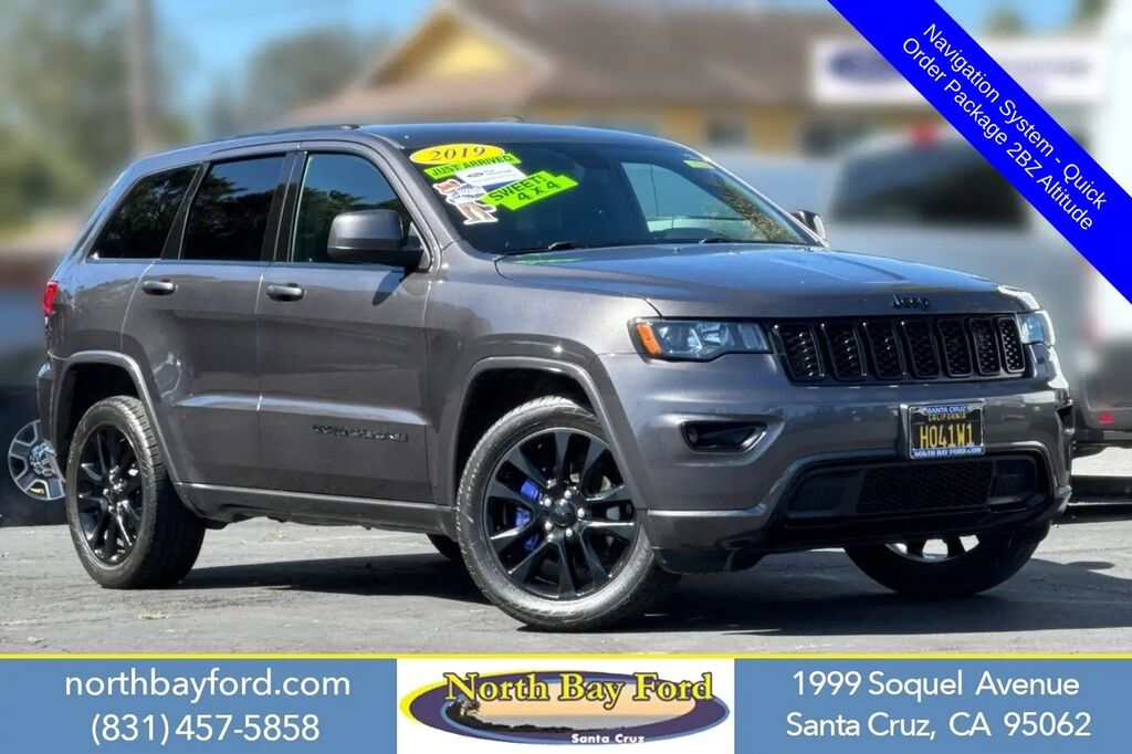 2019 Jeep Grand Cherokee Laredo — photo 1 of 19