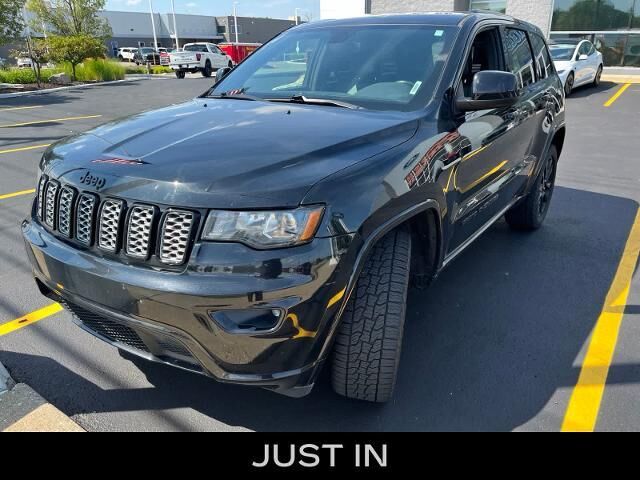 2019 Jeep Grand Cherokee Laredo — photo 1 of 26