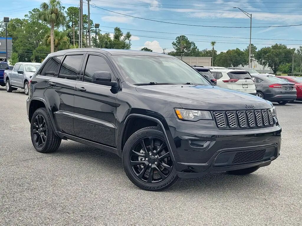 2020 Jeep Grand Cherokee Laredo — photo 1 of 44