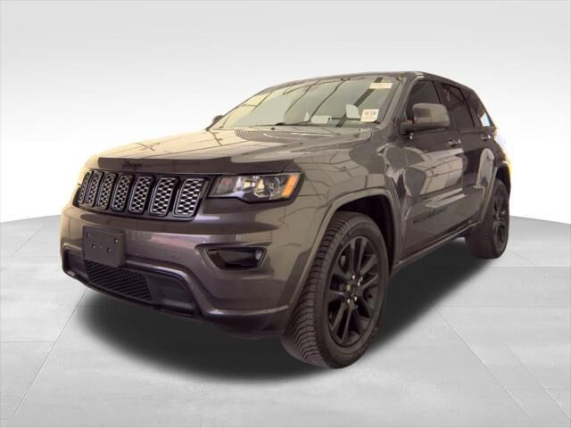 2020 Jeep Grand Cherokee Altitude — photo 1 of 4