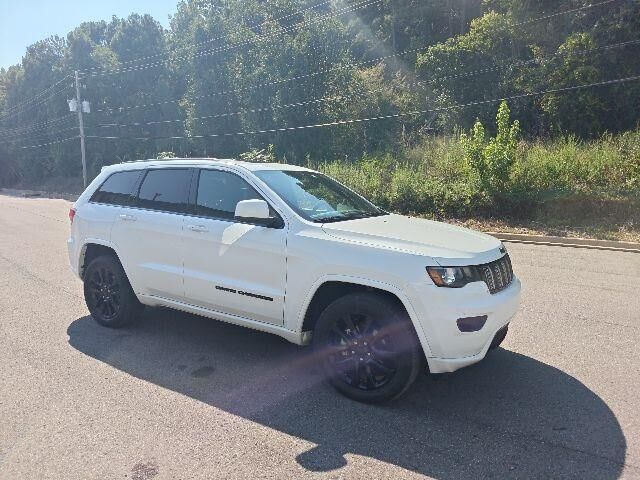 2019 Jeep Grand Cherokee Laredo — photo 1 of 51