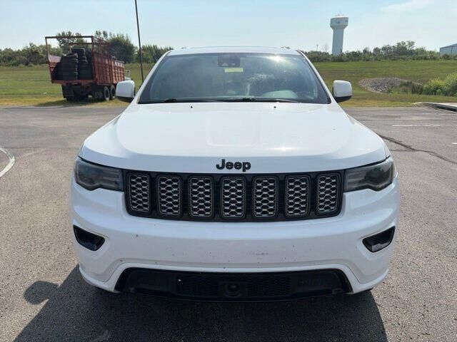 2020 Jeep Grand Cherokee Laredo — photo 1 of 24