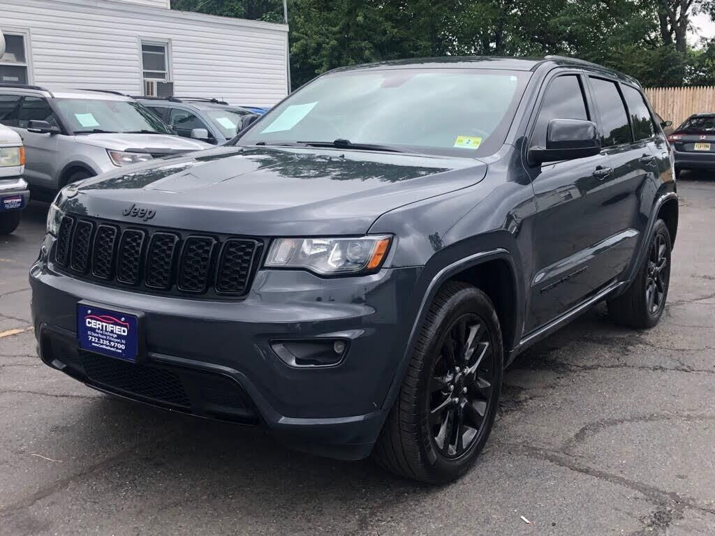 2017 Jeep Grand Cherokee Altitude — photo 1 of 1