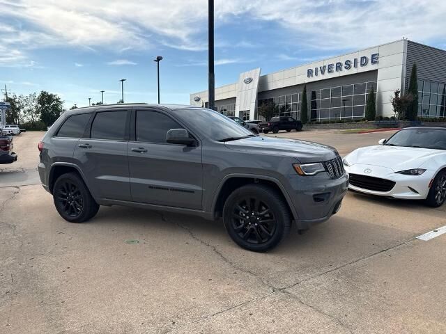 2022 Jeep Grand Cherokee WK Laredo E — photo 1 of 10