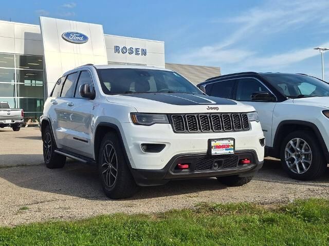 2017 Jeep Grand Cherokee Trailhawk — photo 1 of 6