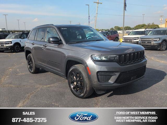 2024 Jeep Grand Cherokee Laredo — photo 1 of 26