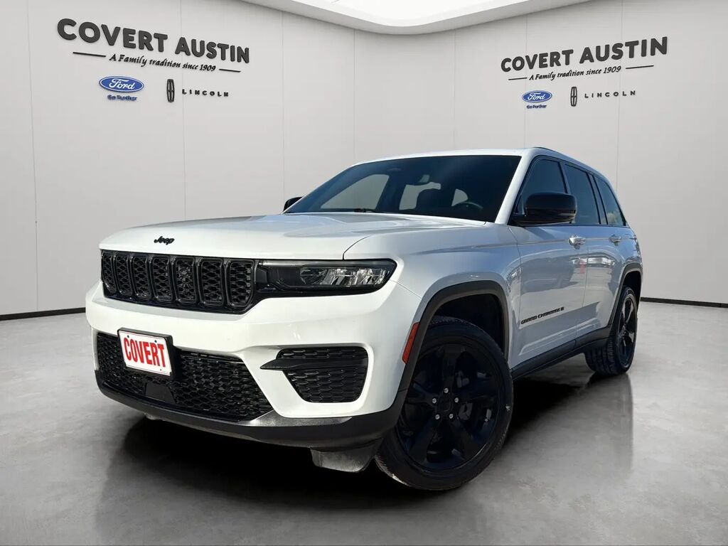 2022 Jeep Grand Cherokee Laredo — photo 1 of 26