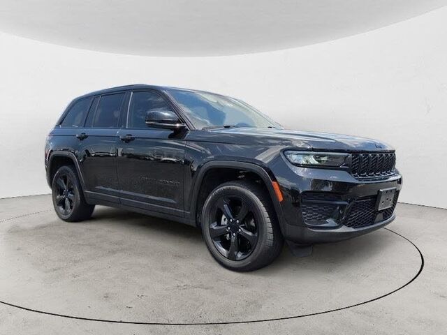 2022 Jeep Grand Cherokee Laredo — photo 1 of 1