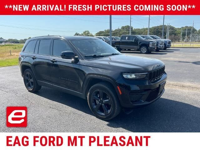 2023 Jeep Grand Cherokee Laredo — photo 1 of 39