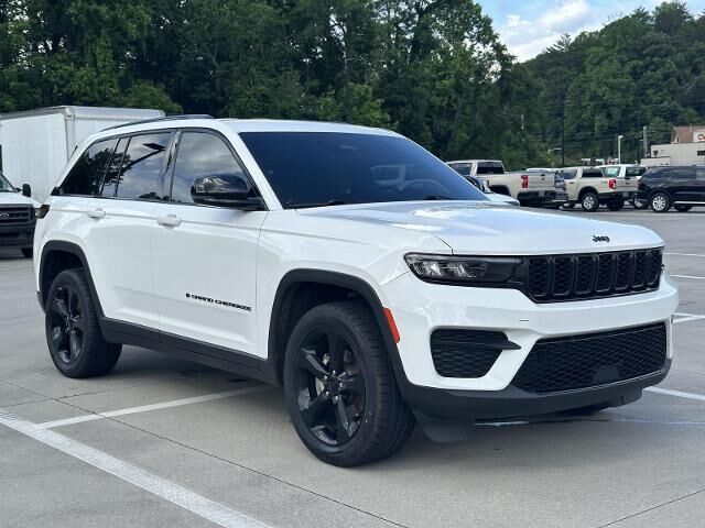 2023 Jeep Grand Cherokee Laredo — photo 1 of 13