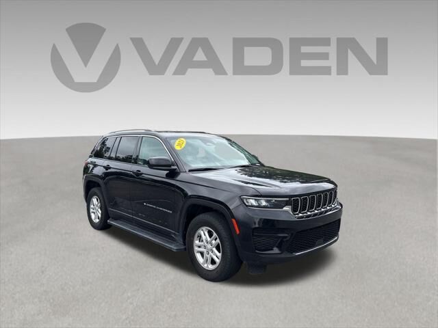 2023 Jeep Grand Cherokee Laredo — photo 1 of 13