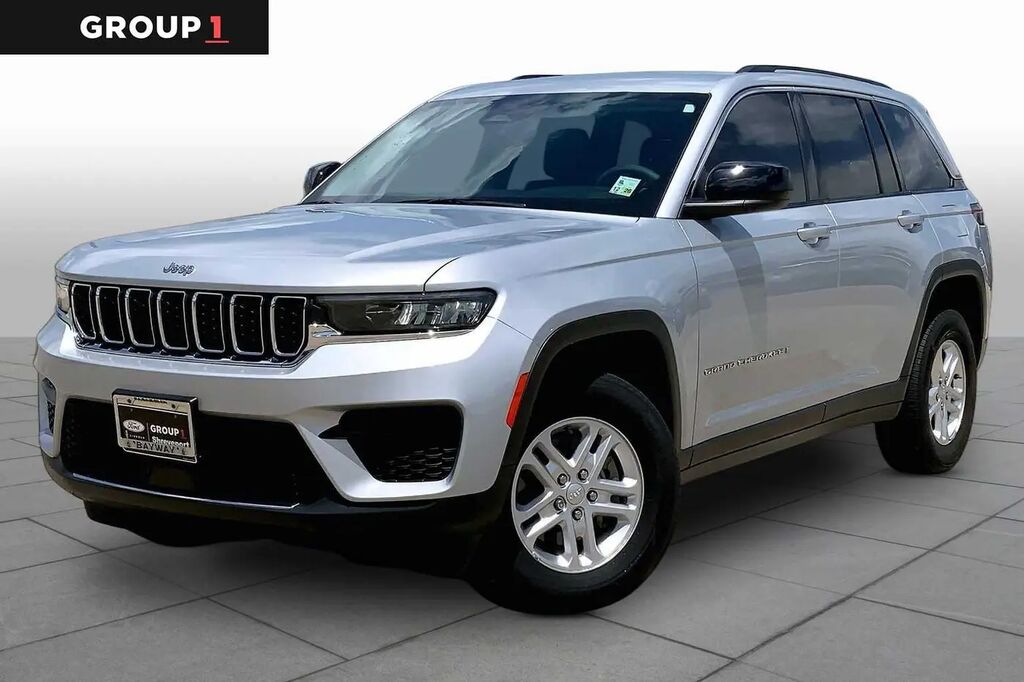 2023 Jeep Grand Cherokee Laredo — photo 1 of 12