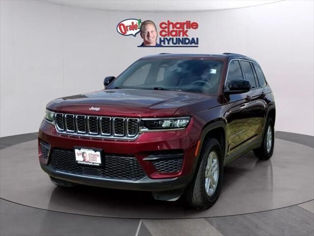2024 Jeep Grand Cherokee Laredo — photo 1 of 23