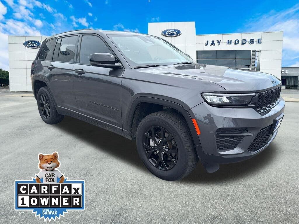 2025 Jeep Grand Cherokee Laredo — photo 1 of 1