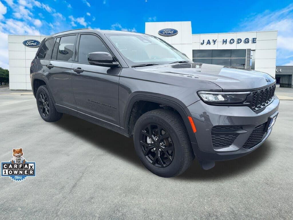 2025 Jeep Grand Cherokee Laredo — photo 1 of 1