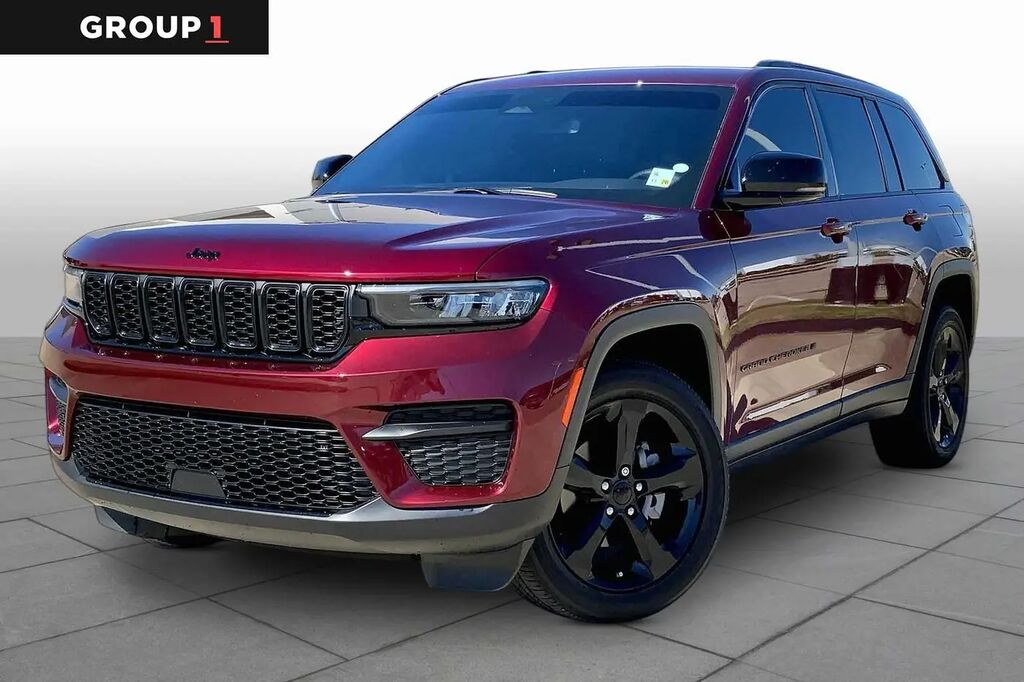 2023 Jeep Grand Cherokee Laredo — photo 1 of 13