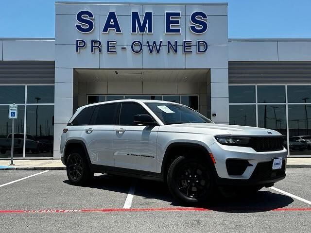 2024 Jeep Grand Cherokee Laredo — photo 1 of 13