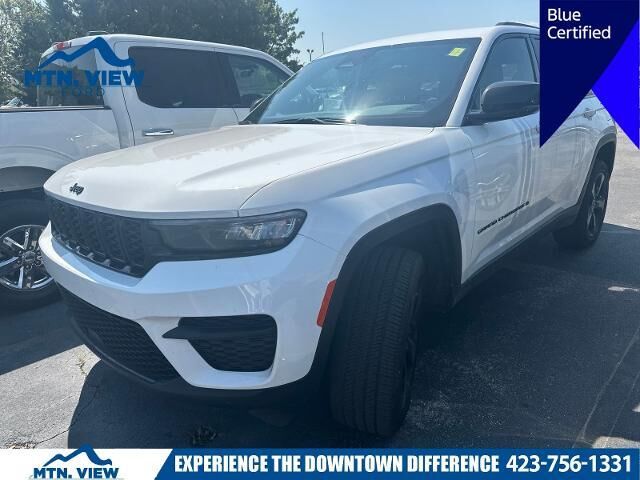 2024 Jeep Grand Cherokee Laredo — photo 1 of 9