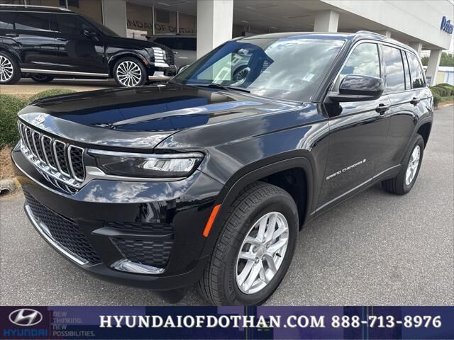 2025 Jeep Grand Cherokee Laredo — photo 1 of 13