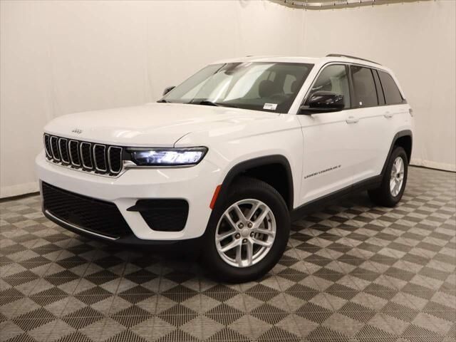 2023 Jeep Grand Cherokee Laredo — photo 1 of 13