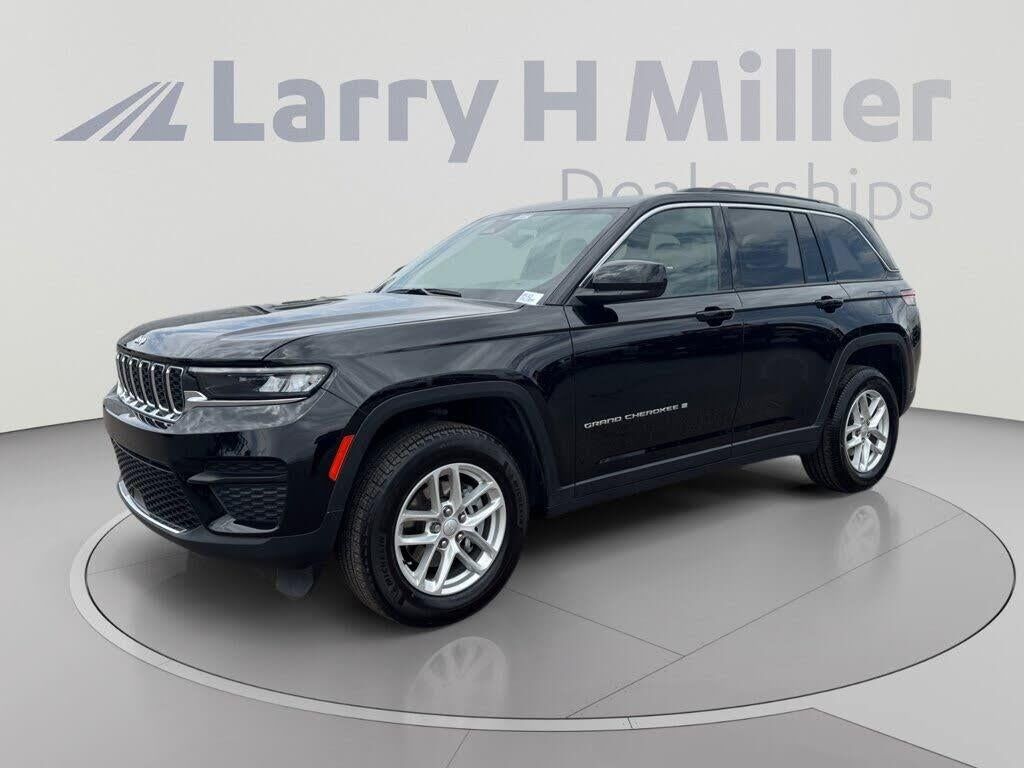2024 Jeep Grand Cherokee Laredo — photo 1 of 12