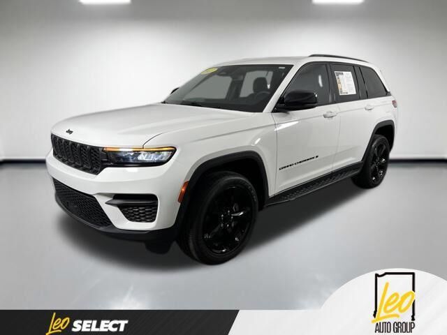 2023 Jeep Grand Cherokee Altitude — photo 1 of 13
