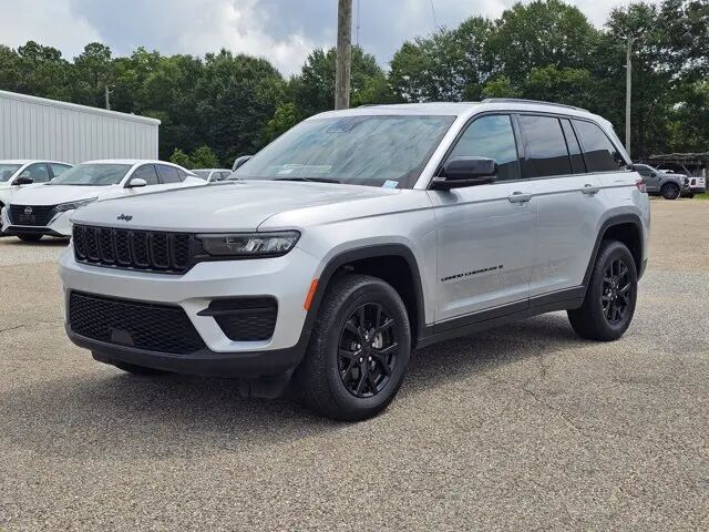 2024 Jeep Grand Cherokee Altitude — photo 1 of 12
