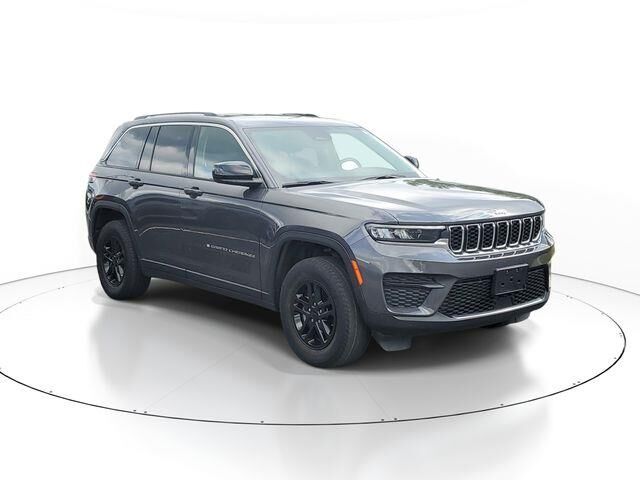 2022 Jeep Grand Cherokee Laredo — photo 1 of 12