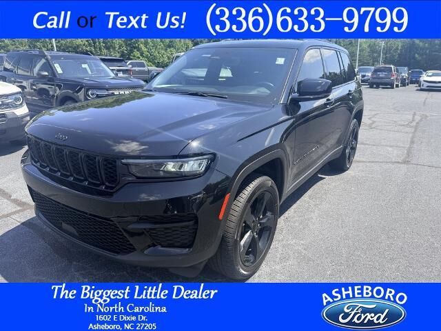 2023 Jeep Grand Cherokee Laredo — photo 1 of 26