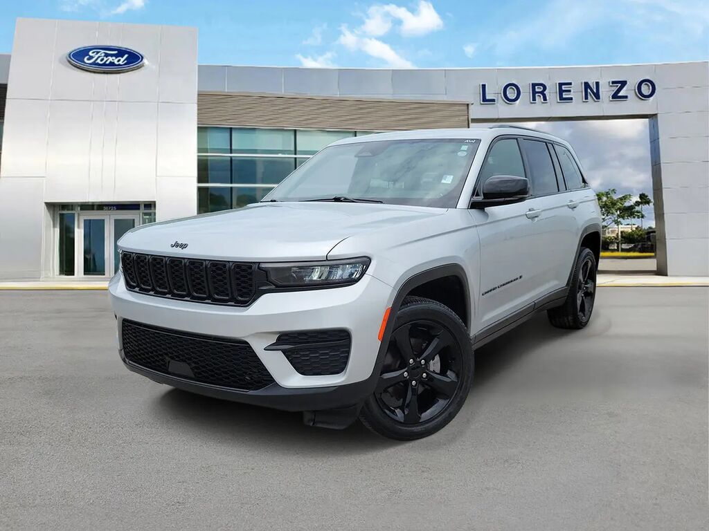 2023 Jeep Grand Cherokee Laredo — photo 1 of 13