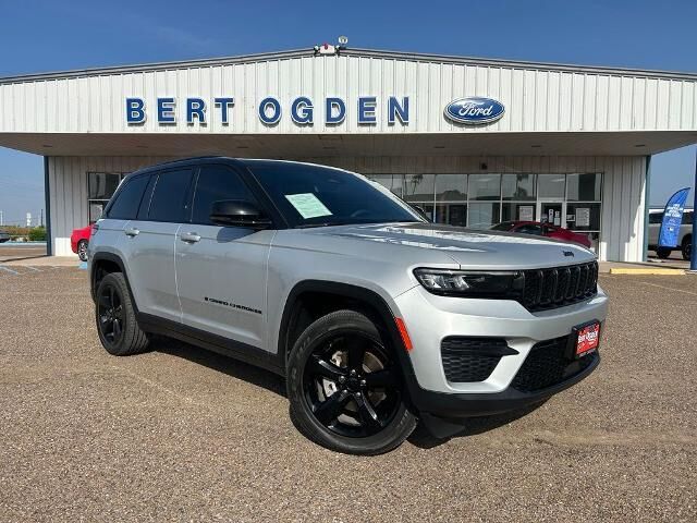2023 Jeep Grand Cherokee Laredo — photo 1 of 26