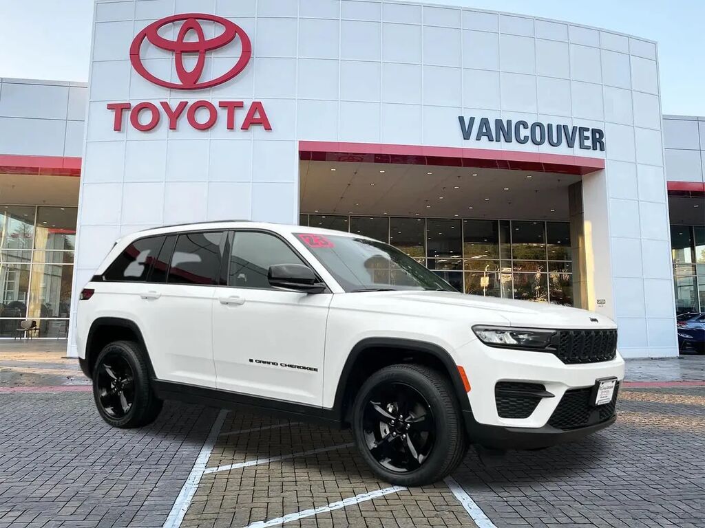 2023 Jeep Grand Cherokee Altitude — photo 1 of 13