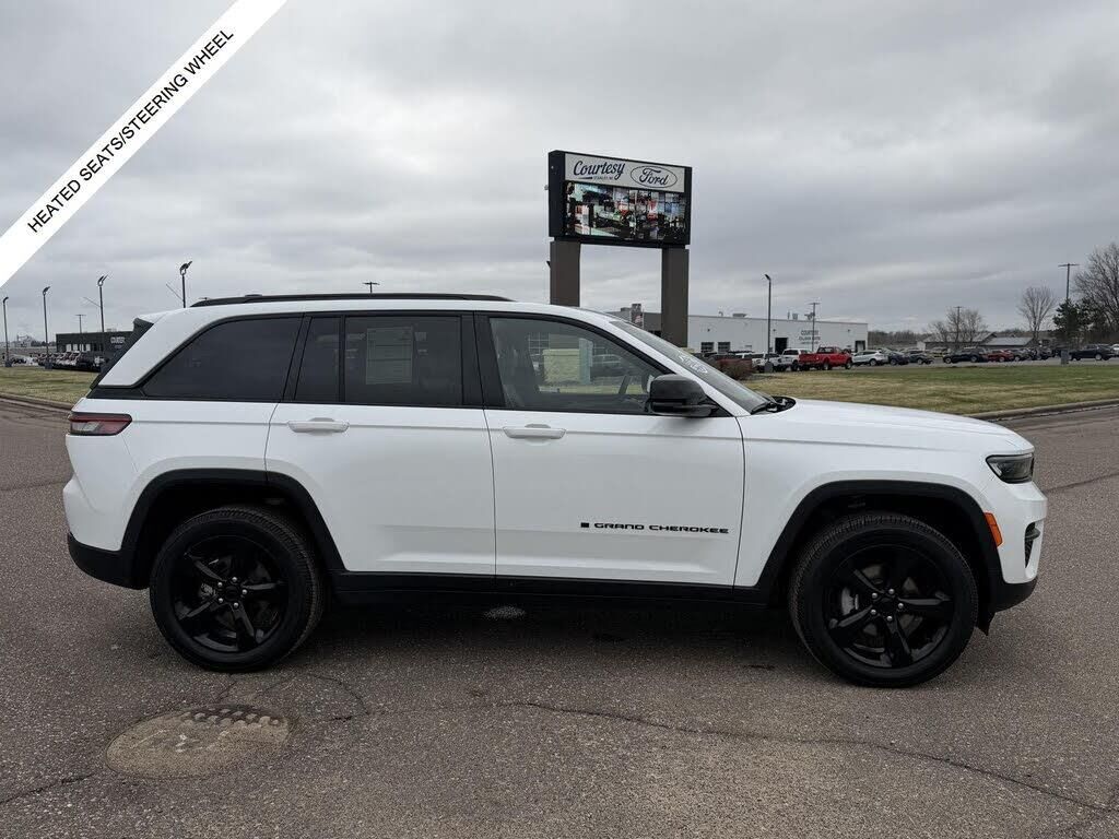 2023 Jeep Grand Cherokee Laredo — photo 1 of 26