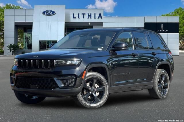 2023 Jeep Grand Cherokee Laredo — photo 1 of 13