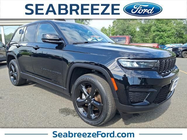 2023 Jeep Grand Cherokee Laredo — photo 1 of 13