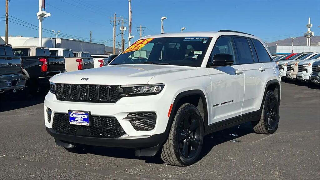 2023 Jeep Grand Cherokee Altitude — photo 1 of 13