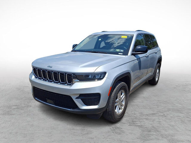 2023 Jeep Grand Cherokee Laredo — photo 1 of 13