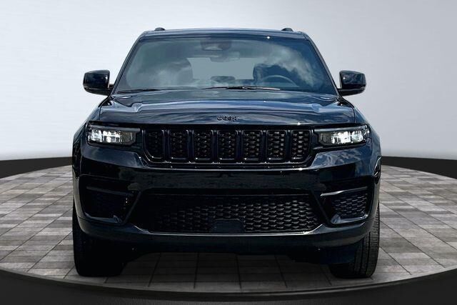 2024 Jeep Grand Cherokee Laredo — photo 1 of 12