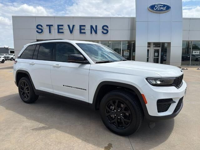 2025 Jeep Grand Cherokee Laredo — photo 1 of 13